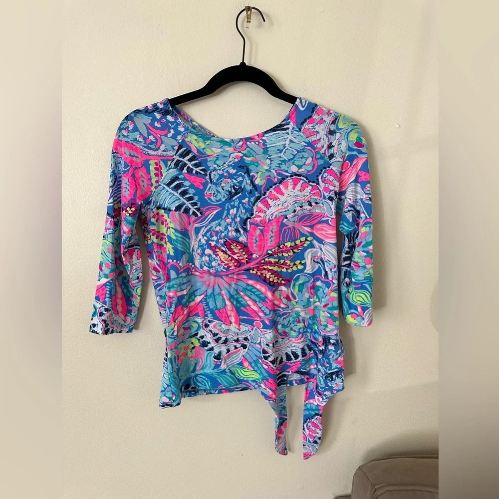 Lilly Pulitzer XS Long Sleeve Patterned Top (with option to tie at bottom)
